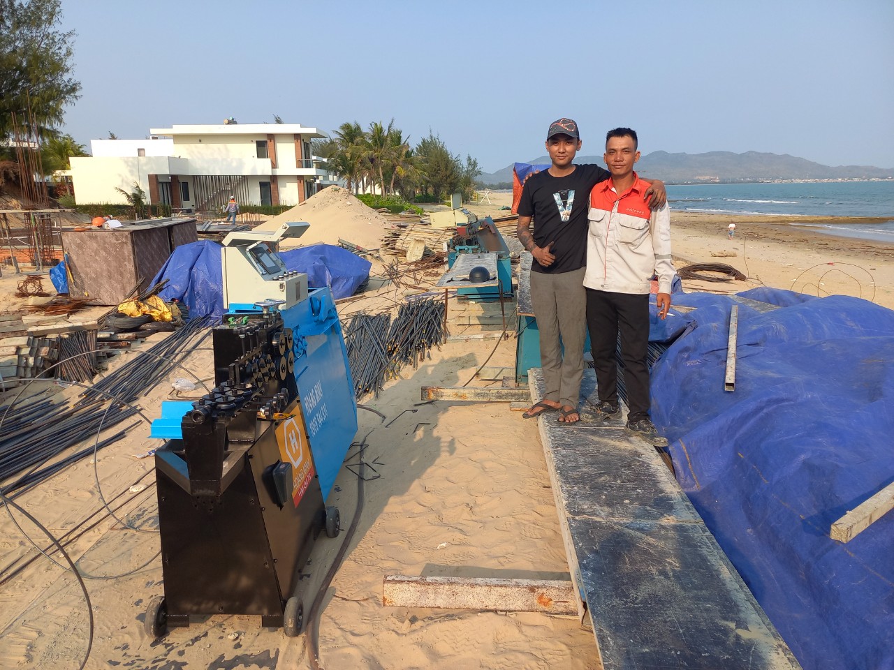 Hoàng Minh Vinh Dự Bàn Giao Máy cho Người Anh Hùng Cứu Người Hoàng Minh Vinh Dự Bàn Giao Máy cho Người Anh Hùng Cứu Người